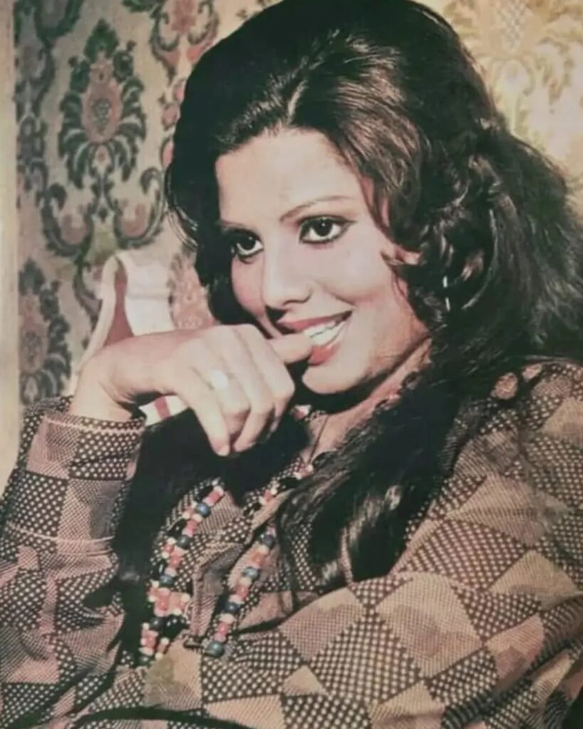 Vintage photo of Sulakshana Pandit smiling gracefully, Indian playback singer and actress from Bollywood’s golden era.